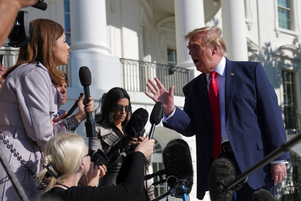 Trump discute con reporteros en la Casa Blanca tras llamar horrible reporterilla a una periodista de NBC