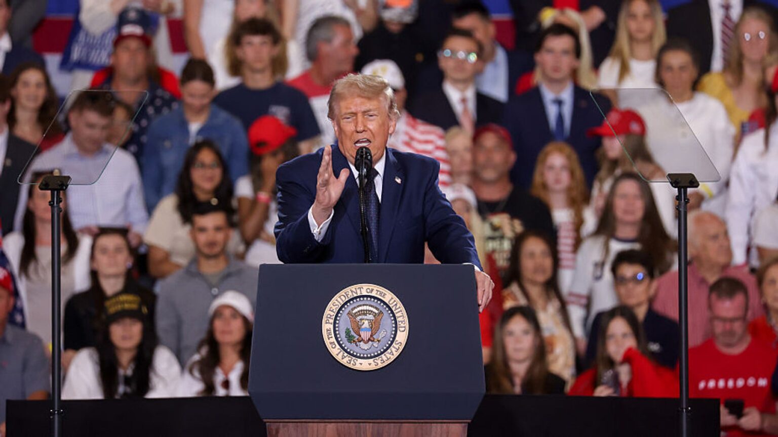 Donald Trump durante un mitin en el que planteó llamar «océano Trump» al Atlántico o al Pacífico