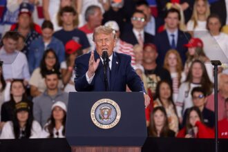 Donald Trump durante un mitin en el que planteó llamar «océano Trump» al Atlántico o al Pacífico