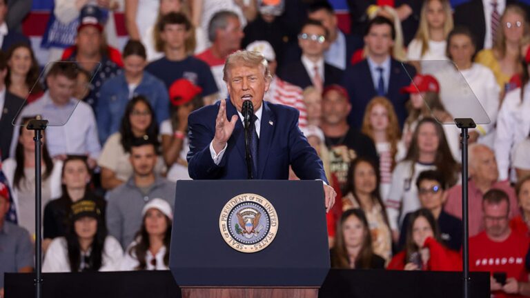 Donald Trump durante un mitin en el que planteó llamar «océano Trump» al Atlántico o al Pacífico