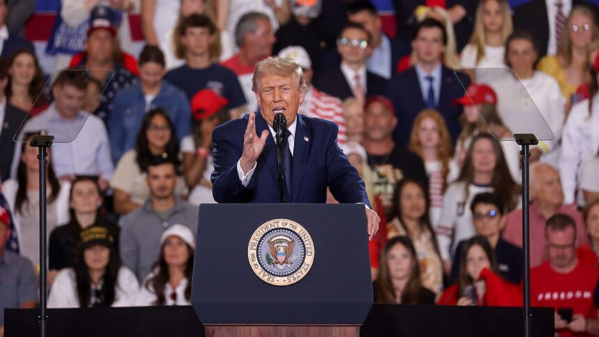 Donald Trump durante un mitin en el que planteó llamar «océano Trump» al Atlántico o al Pacífico