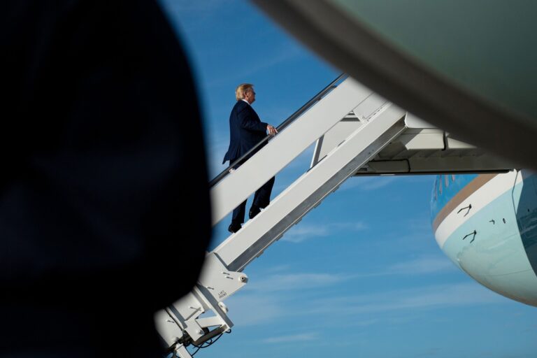El presidente Donald Trump aborda el Air Force One, tras firmar la pausa de las sanciones contra Rusia por 180 días