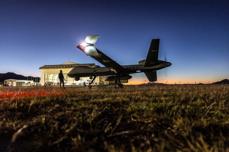 Dron de vigilancia de la patrulla fronteriza de Estados Unidos en una base junto a la frontera con México, tema de la prohibición de drones en la frontera