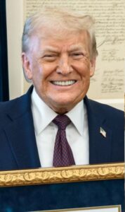 Trump reacciona al regreso de Machado a Venezuela: el presidente de Estados Unidos, Donald Trump, sonríe en un acto oficial
