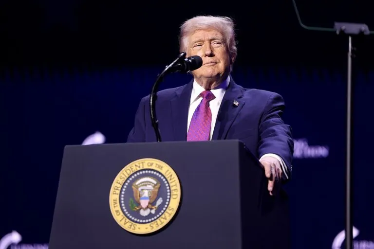 Recompensa de un millón de dólares: Donald Trump habla desde un podio con el sello presidencial durante un mitin en Estados Unidos