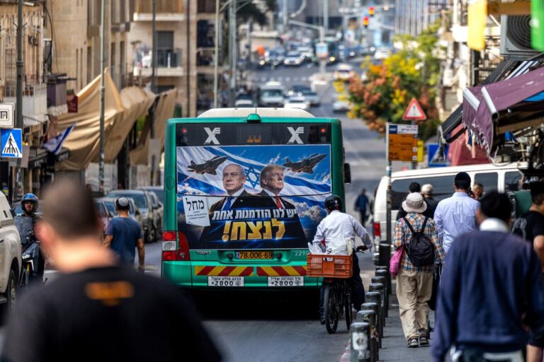 Autobús en Jerusalén con una pancarta de campaña de Netanyahu y Trump, símbolo del respaldo a Netanyahu antes de las elecciones en Israel