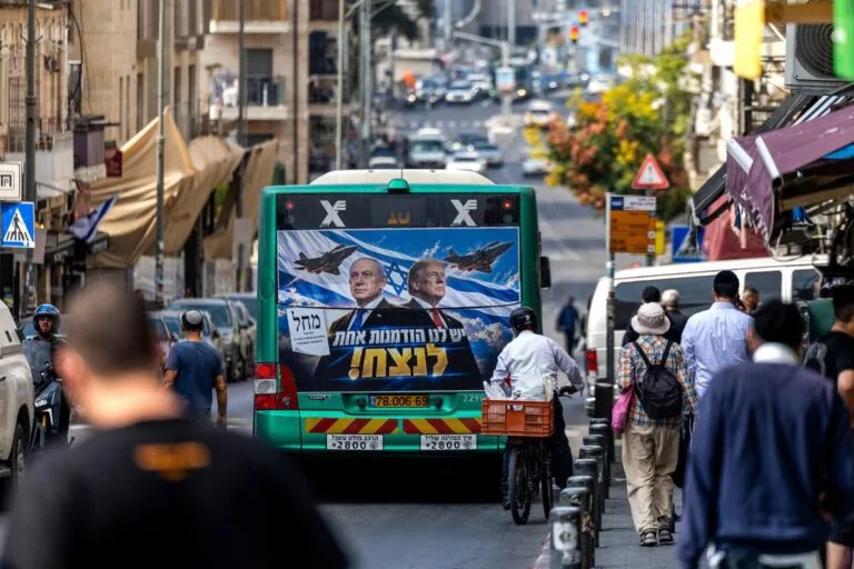 Autobús en Jerusalén con una pancarta de campaña de Netanyahu y Trump, símbolo del respaldo a Netanyahu antes de las elecciones en Israel