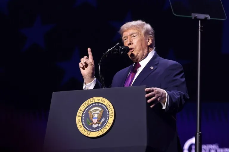 Informe Epstein: Donald Trump habla desde un podio presidencial durante un mitin en Estados Unidos