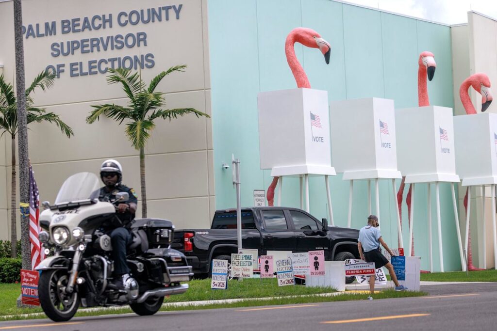 Trump vota de manera anticipada en Palm Beach: sede del Supervisor de Elecciones del Condado de Palm Beach con las urnas gigantes de flamencos