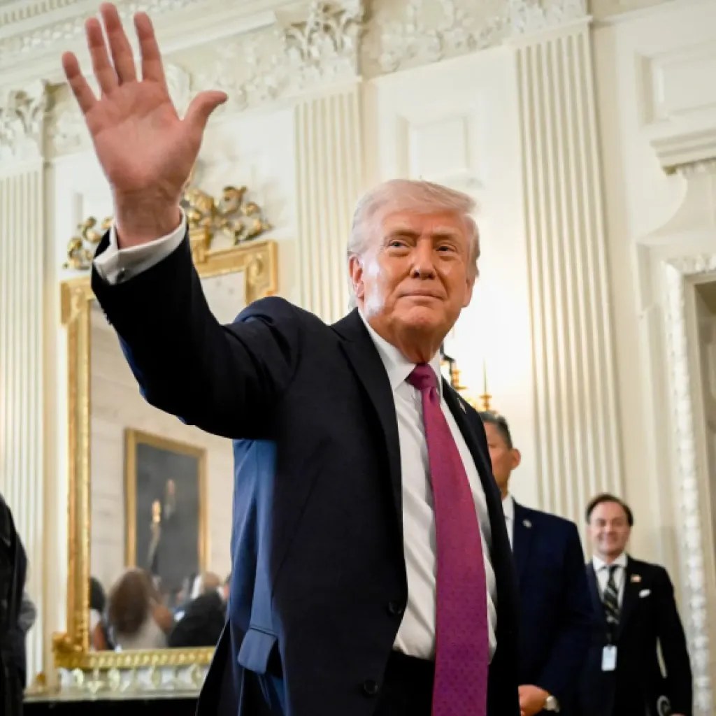 Donald Trump saluda en la Casa Blanca mientras insiste en que merece el Nobel de la Paz