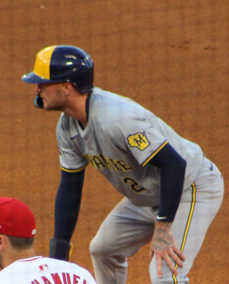 Brice Turang celebra su jonrón con los Milwaukee Brewers en el Juego 1 de la Serie de Campeonato