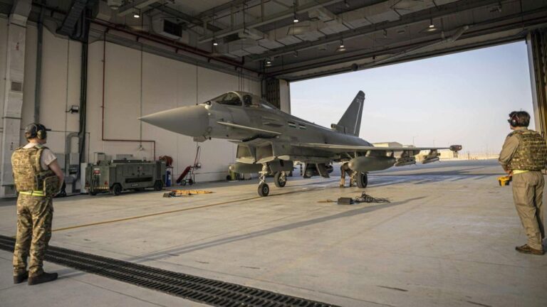 Un caza Typhoon de la RAF en un hangar, listo para las misiones defensivas de Typhoon en Arabia Saudita