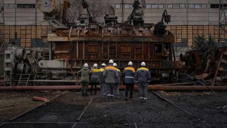 Ucranianos sin electricidad: trabajadores de la energética DTEK frente a un transformador destruido en una central eléctrica de Ucrania, en una imagen de archivo