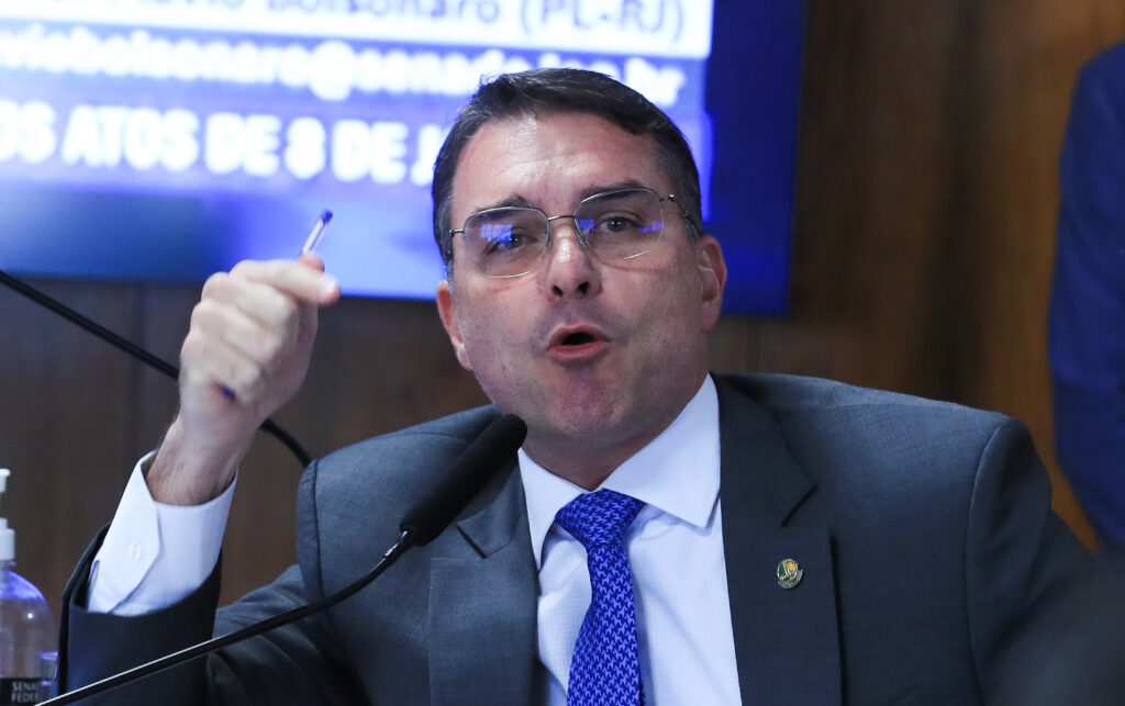 Lula y Flávio Bolsonaro se miden esta noche en el último debate en Brasil antes del balotaje