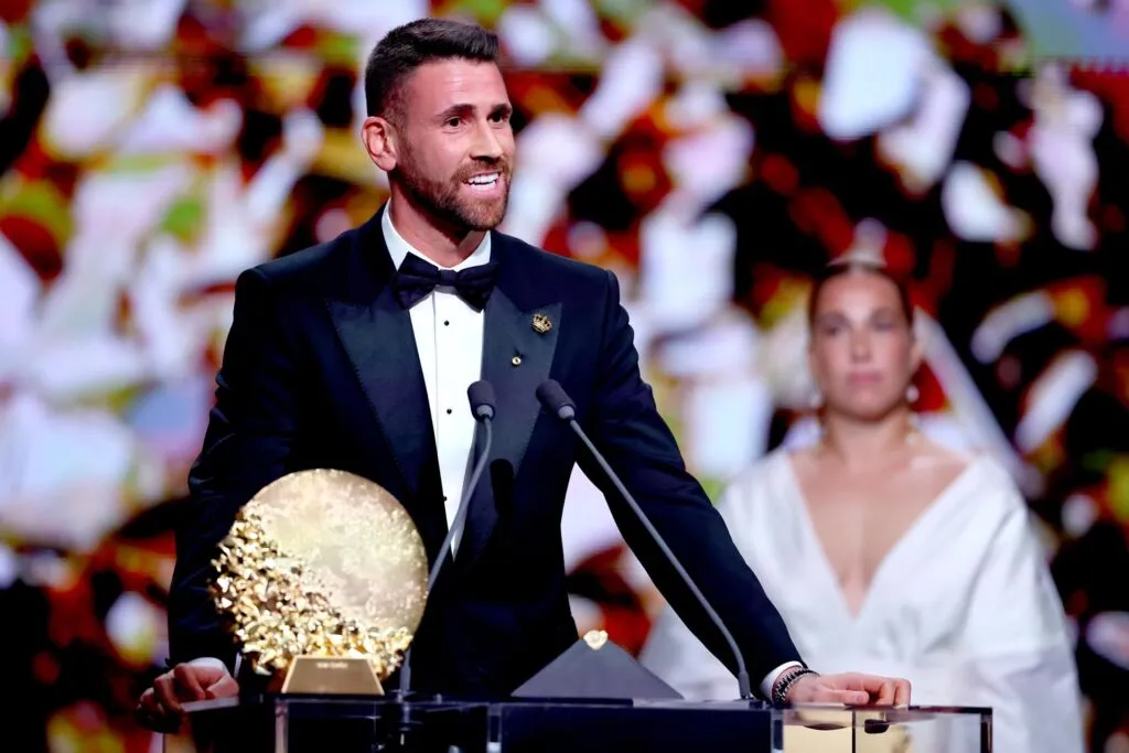 Unai Simón gana el Trofeo Yashin: el portero español en el atril con el trofeo dorado en la gala del Balón de Oro en Londres