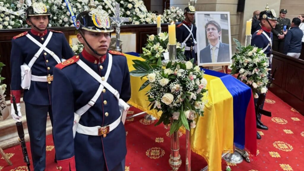 Honores en el funeral tras el asesinato Miguel Uribe Turbay, con su retrato junto al féretro cubierto por la bandera de Colombia
