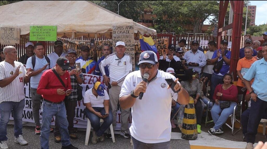 Hugo Medina se dirige a los trabajadores en huelga por las utilidades en Bolívar frente a la CVG en Puerto Ordaz
