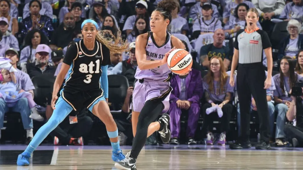 Valkyries ganan el Juego 5: una jugadora de Golden State avanza con el balón ante la marca de una defensora de las Atlanta Dream en las Finales de la WNBA