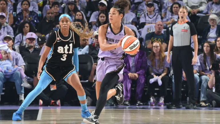 Valkyries ganan el Juego 5: una jugadora de Golden State avanza con el balón ante la marca de una defensora de las Atlanta Dream en las Finales de la WNBA