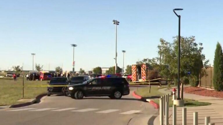 Cancha de fútbol en Wichita: patrulla policial y cinta de seguridad en el acceso al complejo deportivo Stryker