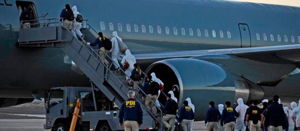 Más de 8.200 venezolanos abandonaron Chile voluntariamente en 2026 ante el endurecimiento migratorio Migrantes abordan un avión en Chile custodiados por la PDI, en el marco de las salidas de venezolanos que salieron de Chile voluntariamente