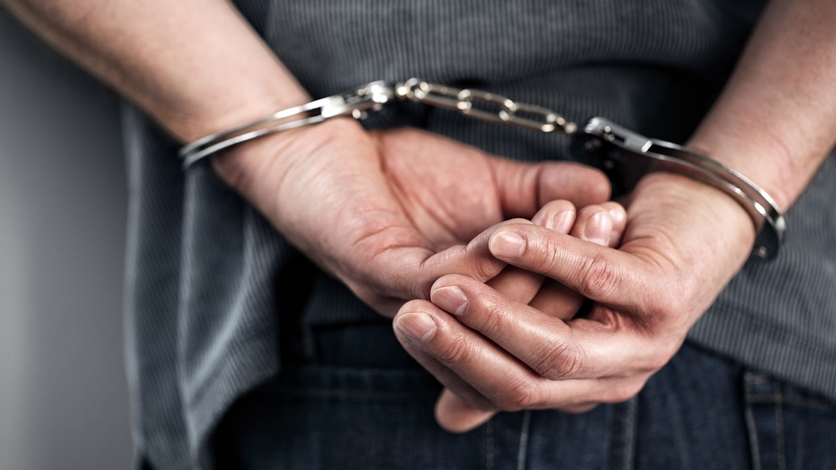 Venezolanos en Perú: manos esposadas de un detenido, en la nota sobre la banda de extorsión desarticulada en Puente Piedra, Lima