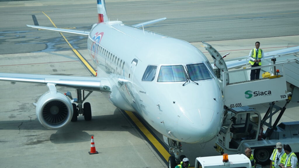 Avión de American Airlines en la plataforma de un aeropuerto venezolano, aerolínea líder en vuelos internacionales Venezuela