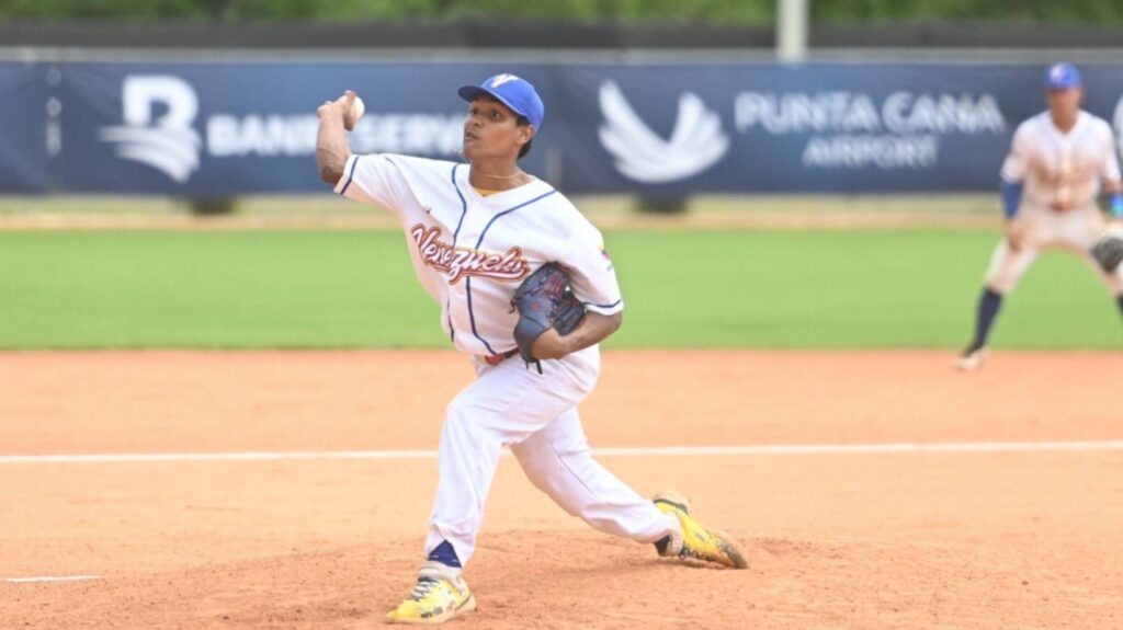 Lanzador de Venezuela en el montículo durante la Super Ronda del Panamericano U18 en República Dominicana
