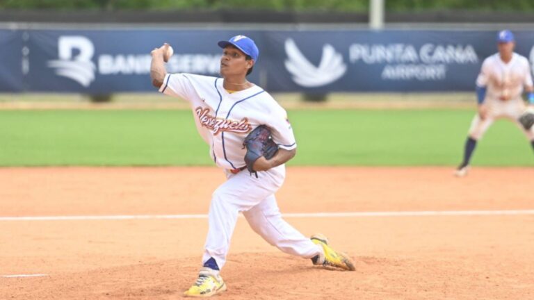 Lanzador de Venezuela en el montículo durante la Super Ronda del Panamericano U18 en República Dominicana