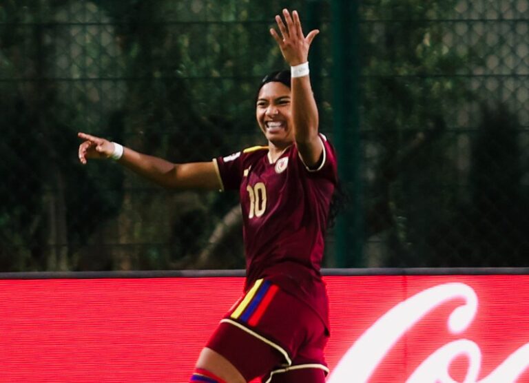 Jugadora de la Vinotinto femenina celebrando en el Venezuela Zambia Mundial Sub-17