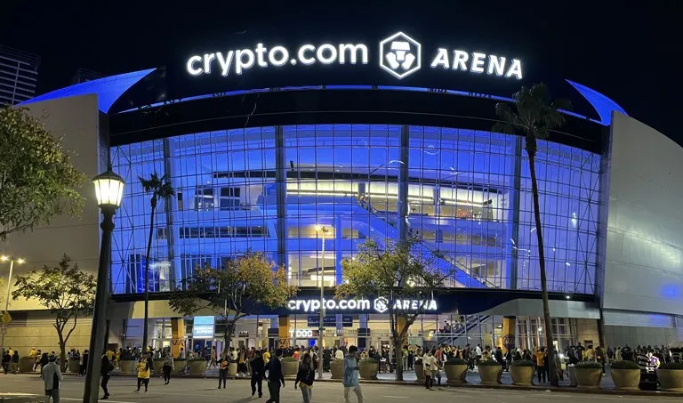 Exterior del Crypto.com Arena de Los Ángeles de noche, la casa de los Lakers, en la venta de los Lakers