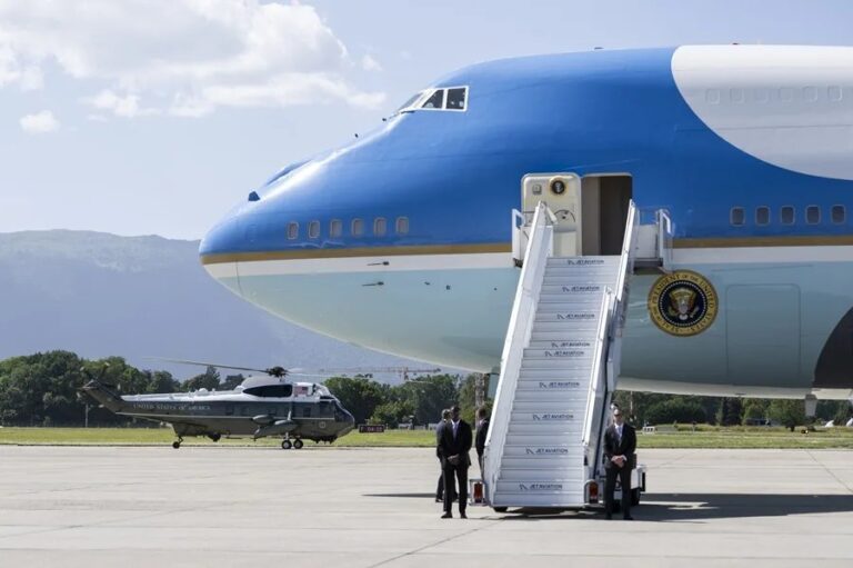 Veto a CNN: Donald Trump desembarca del Air Force One en una imagen de archivo
