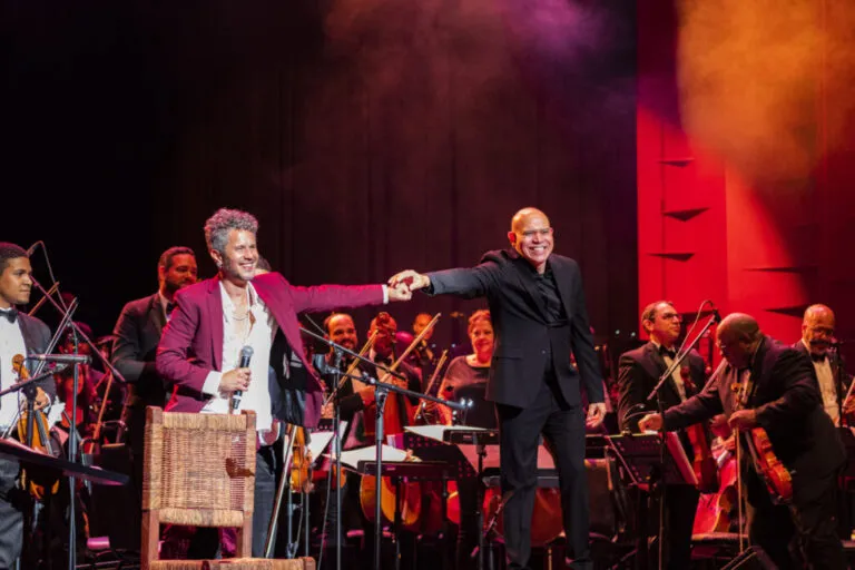 Vicente García Sinfónico en el escenario junto al maestro Amaury Sánchez y la Orquesta Filarmónica de Santo Domingo