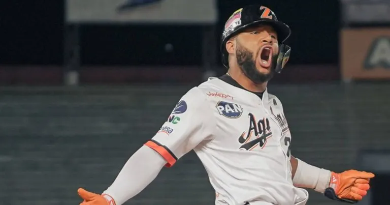 Viernes de LVBP: un jugador de las Águilas del Zulia celebra durante un juego de la liga venezolana
