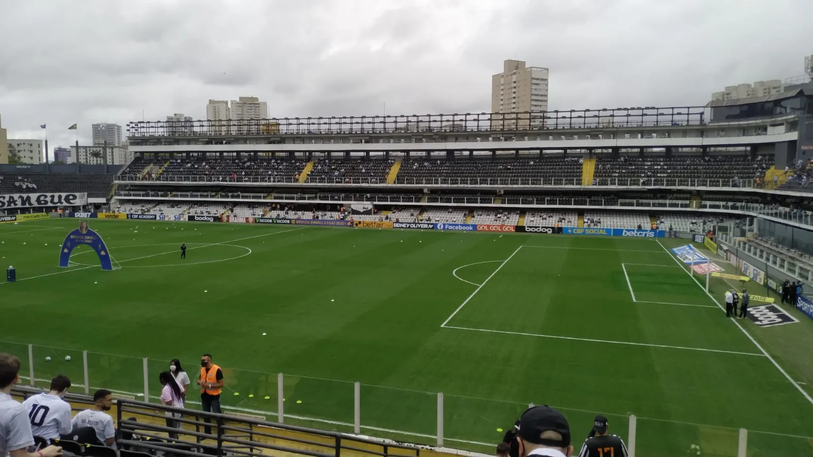 Sanción a Neymar por la Ley Vinícius: el estadio Vila Belmiro del Santos antes de un partido