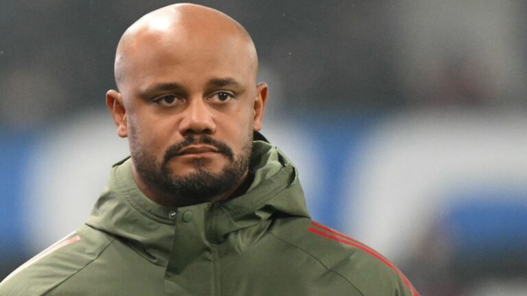 Vincent Kompany se desplomó: el entrenador del Bayern Múnich, en un primer plano durante un partido