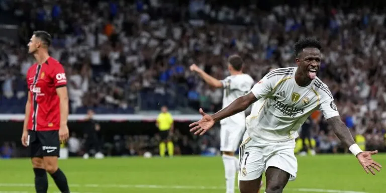 Vinícius Balón de Oro: Vinícius Jr celebra un gol con la camiseta del Real Madrid