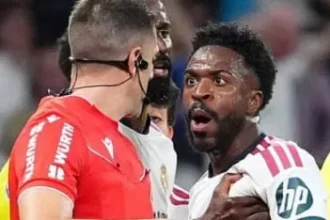 Real Madrid Villarreal: Vinícius Júnior incrédulo ante el árbitro tras ver anulado su gol y ser expulsado en el Bernabéu