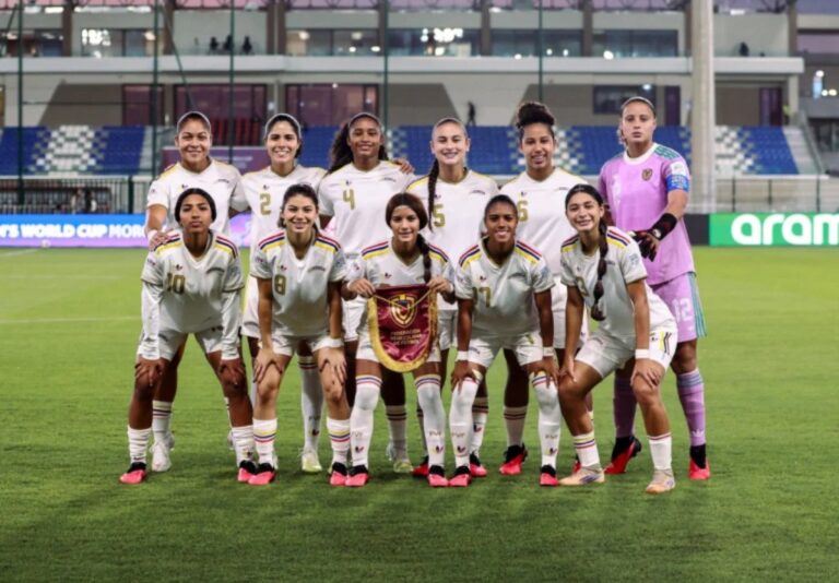 Vinotinto Femenina Sub-17 posa para la foto oficial del equipo antes de su debut ante Francia en el Mundial de Marruecos
