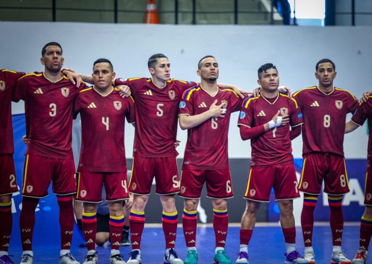 Vinotinto Futsal en formación con camiseta vinotinto antes de un partido, imagen de archivo