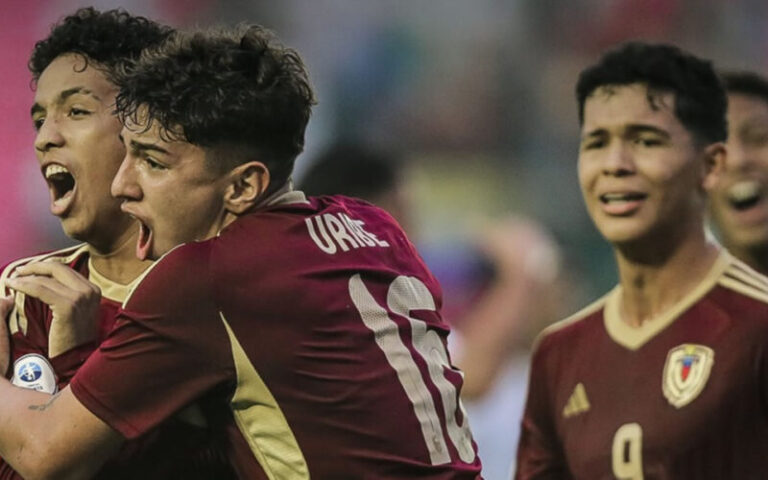 Vinotinto Sub-15: jugadores de la selección juvenil de Venezuela celebran un gol con la camiseta vinotinto