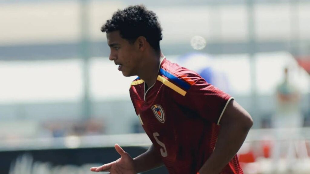 Jugador de la Vinotinto Sub-15 con el uniforme vinotinto durante el Mundial y Festival de la FIFA 2026 en Bakú