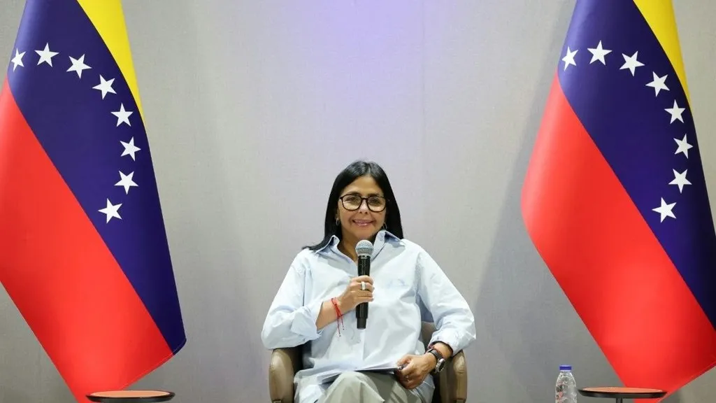 La presidenta Delcy Rodríguez durante la recepción del cargamento con viviendas prefabricadas desde China en Puerto Cabello