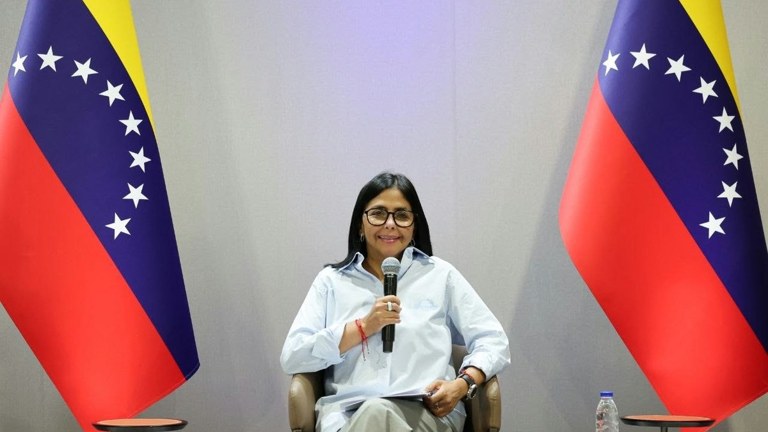 La presidenta Delcy Rodríguez durante la recepción del cargamento con viviendas prefabricadas desde China en Puerto Cabello