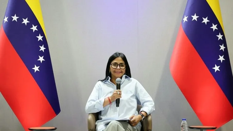 La presidenta Delcy Rodríguez durante la recepción del cargamento con viviendas prefabricadas desde China en Puerto Cabello