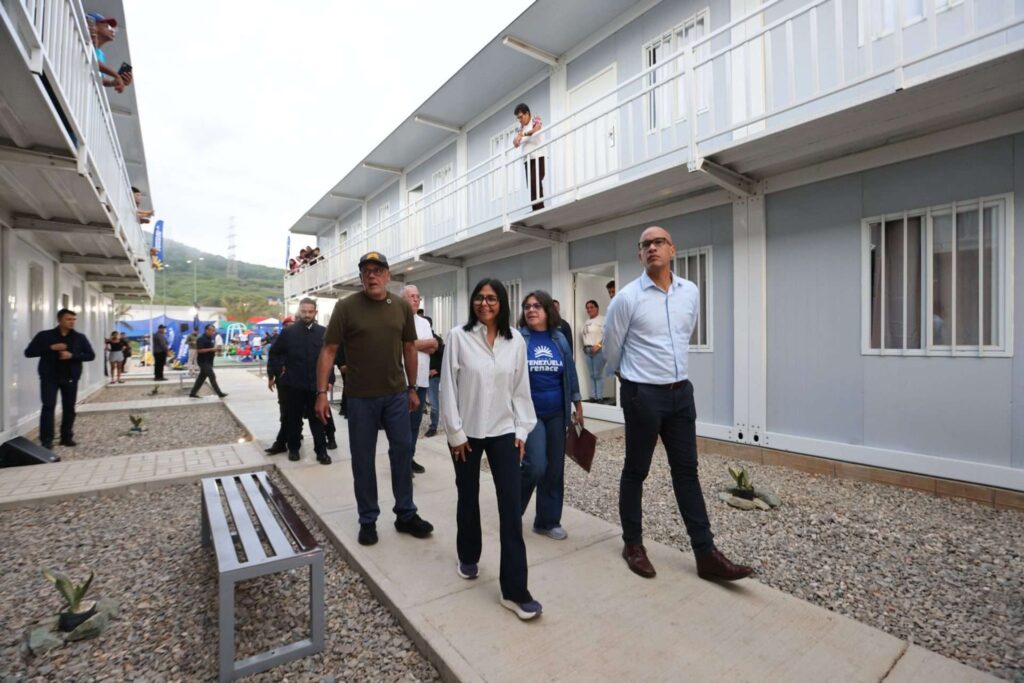 Viviendas transitorias en Ciudad Caribia durante el recorrido de entrega a las familias afectadas por el doblete sísmico