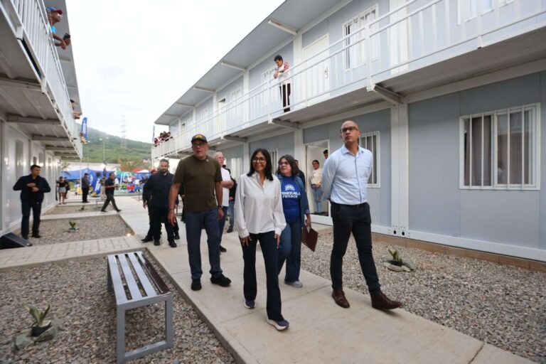 Viviendas transitorias en Ciudad Caribia durante el recorrido de entrega a las familias afectadas por el doblete sísmico
