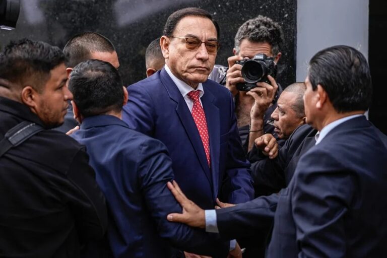 Vizcarra hospitalizado Lima: el expresidente Martín Vizcarra, de traje azul y corbata roja, rodeado de custodios y prensa