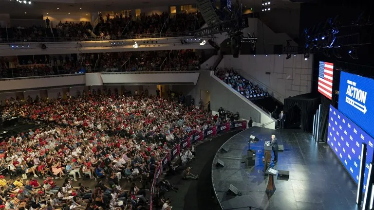 Votantes latinos de Arizona: Donald Trump en un acto de campaña en Phoenix, Arizona