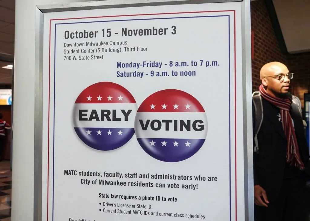 Voto anticipado en Estados Unidos: un cartel de «Early Voting» en un centro de votación anticipada de Milwaukee